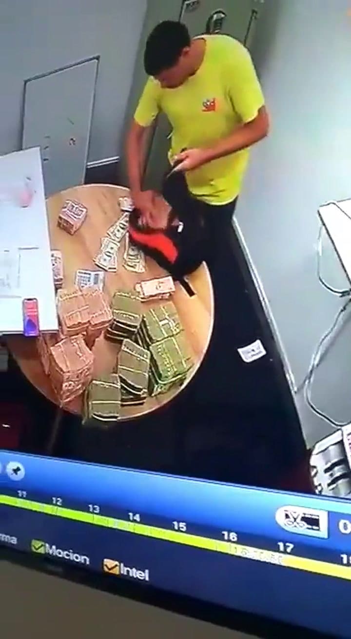 Uno de los dueños de RT Inversiones guarda fajos de billetes en mochilas