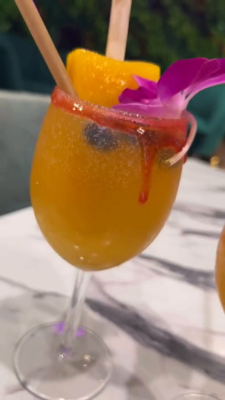 Una tiktoker visitó el restaurante de Nicky Jam y dijo cuánto gastó