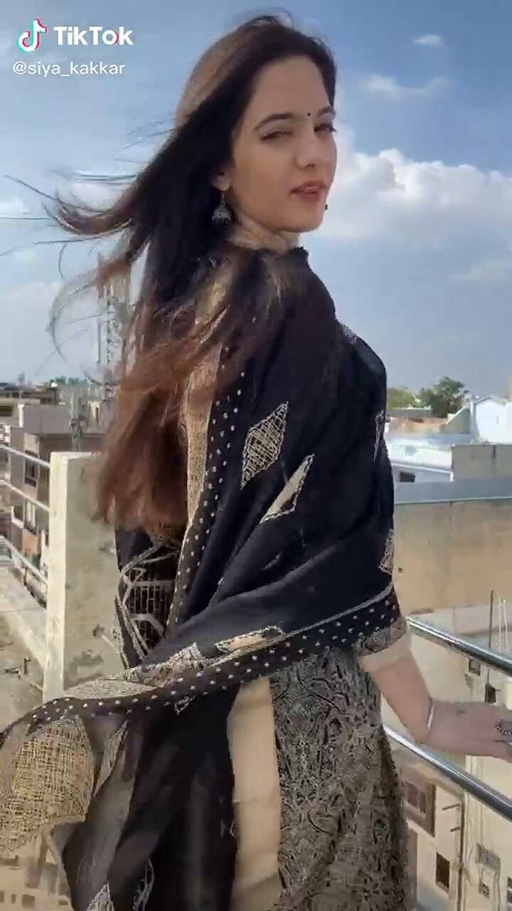 Último video de TikTok de Siya Kakkar - Crédito: TikTok @ siya_kakkar