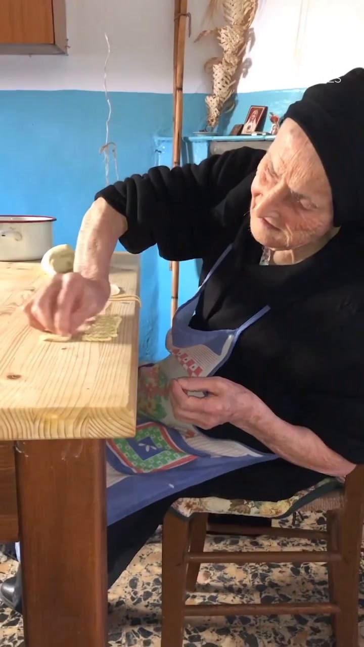 Cesaria con 93 años enseña a hacer Lorighittas - segundo video viral de Pasta Grannies