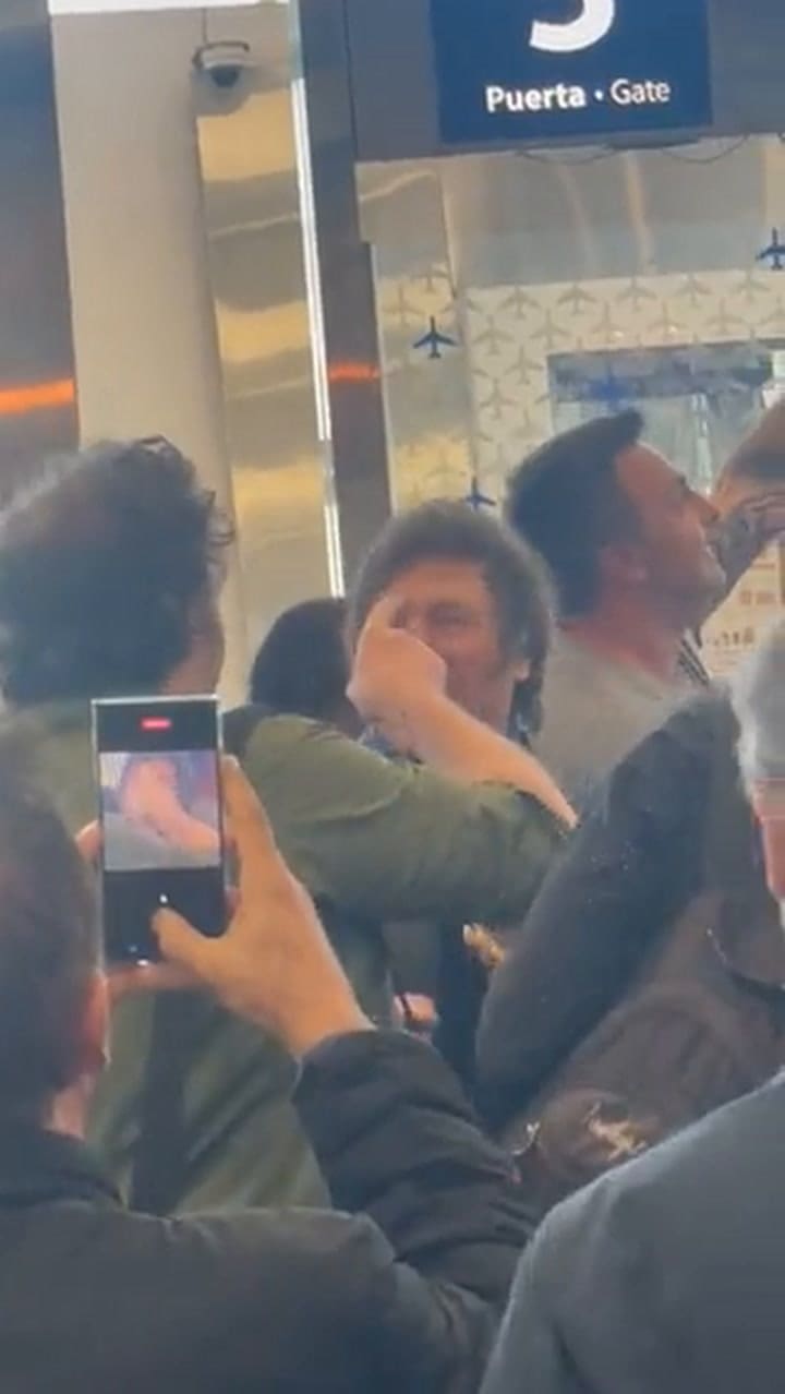 Milei reversionó una canción de Chayanne antes de partir para Mendoza