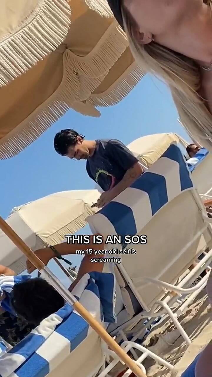 Joe Jonas fue captado en la playa de Miami mientras disfrutaba la tarde con sus amigos
