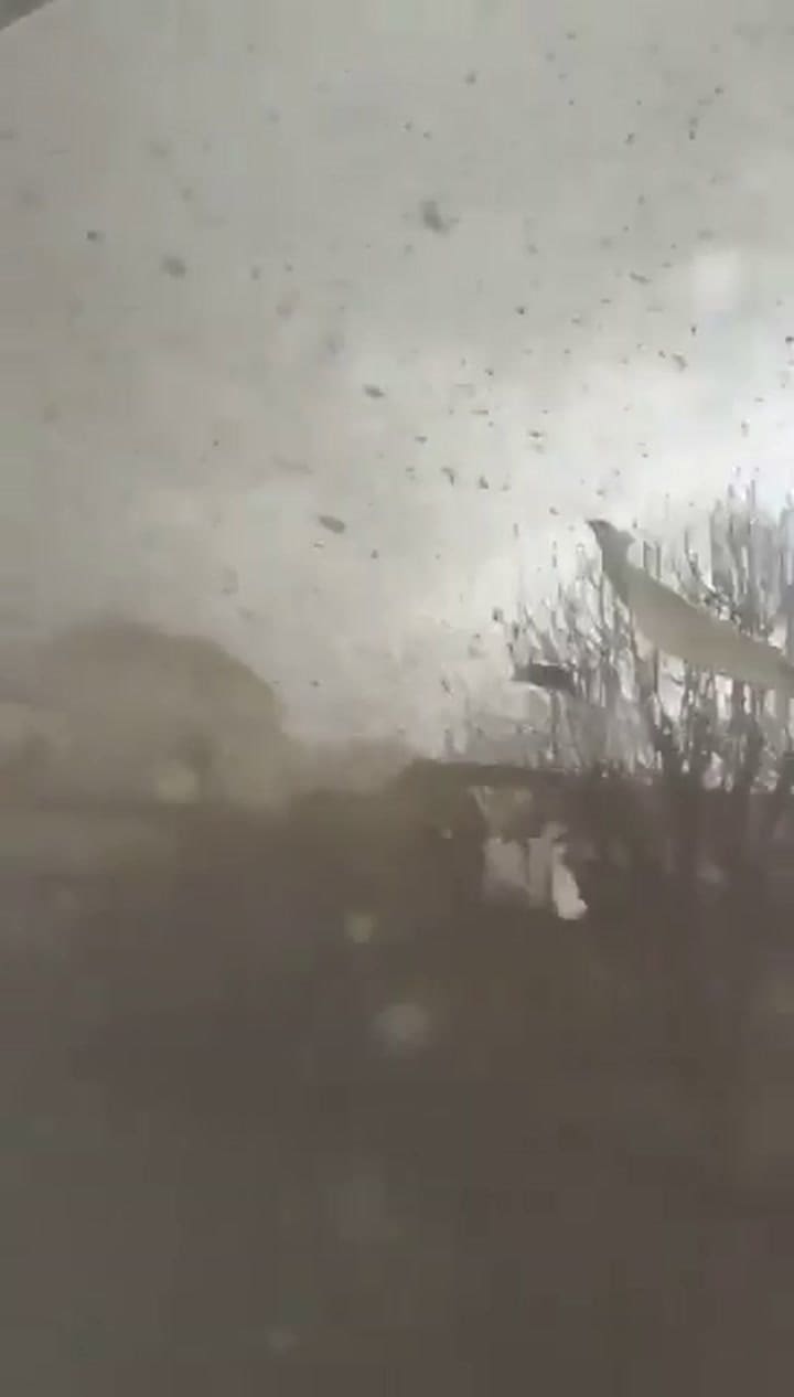 Se formó un tornado en las afueras de París y al menos una persona murió en consecuencia