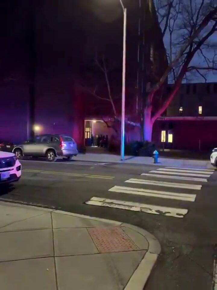 Polisi hadir di tempat kejadian dan FBI melaporkan bahwa mereka sudah bekerja sama.