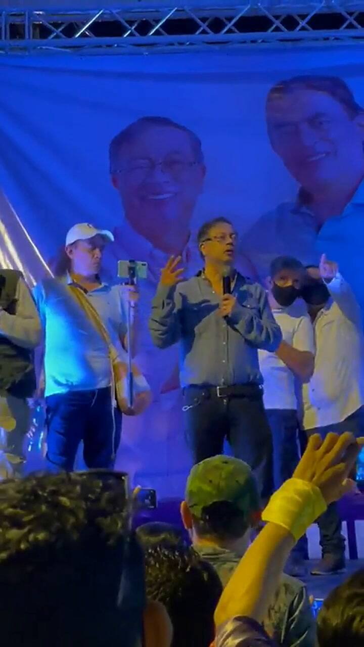 ¿Borracho? Gustavo Petro se disculpó por parecer alcoholizado en un acto: “Me cayó mal un trago”