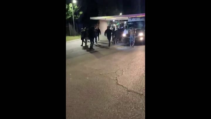 Los vecinos se sentaron en el piso para ingresar el ingreso de Lázaro Báez al country