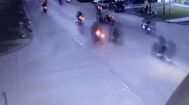 Un motociclista muerto al ser embestido por un auto