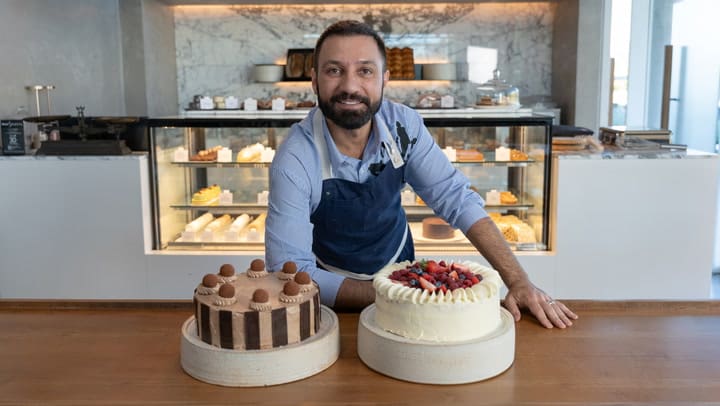 Luciano García enseña a hacer el bizcochuelo perfecto y dos tortas de cumpleaños con la misma base