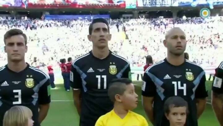 Caballero le dio la espalda a Messi en el himno - Fuente: TW @Argentina