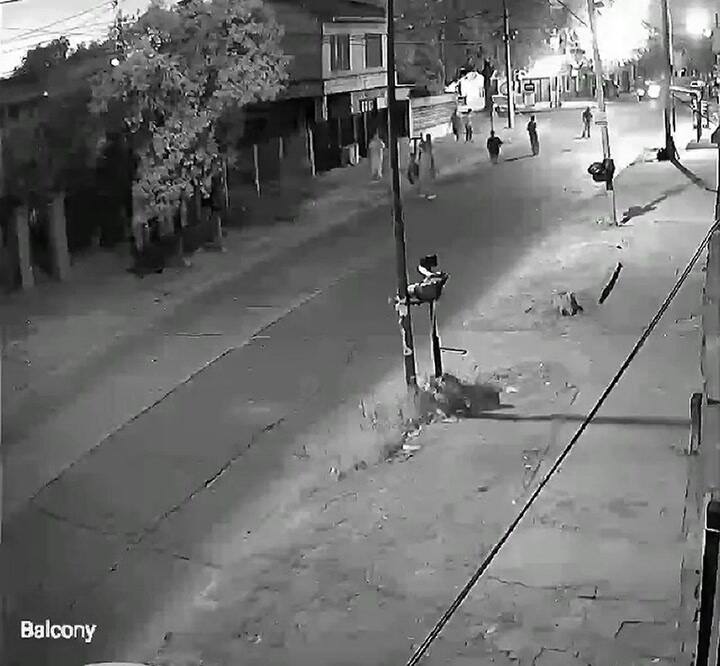 Batalla campal en Merlo: jóvenes se tiraron piedras en plena calle a la madrugada