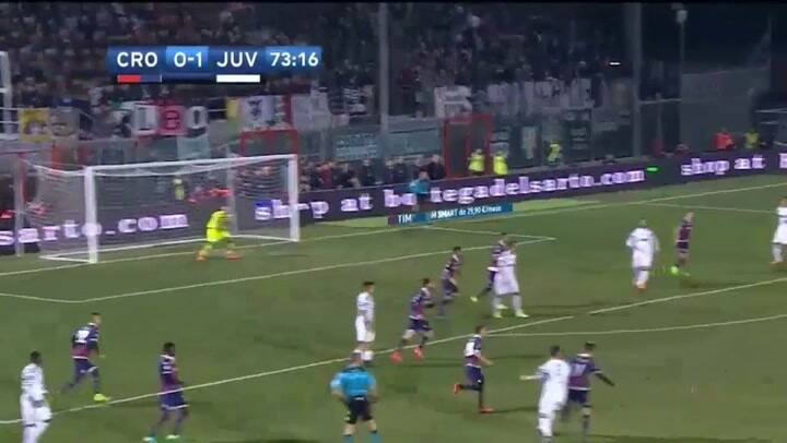 Higuaín dejó tirado al arquero con un amague y marcó un gol