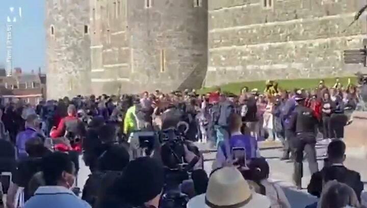 Una mujer fue detenida por hacer topless en el funeral del príncipe Felipe