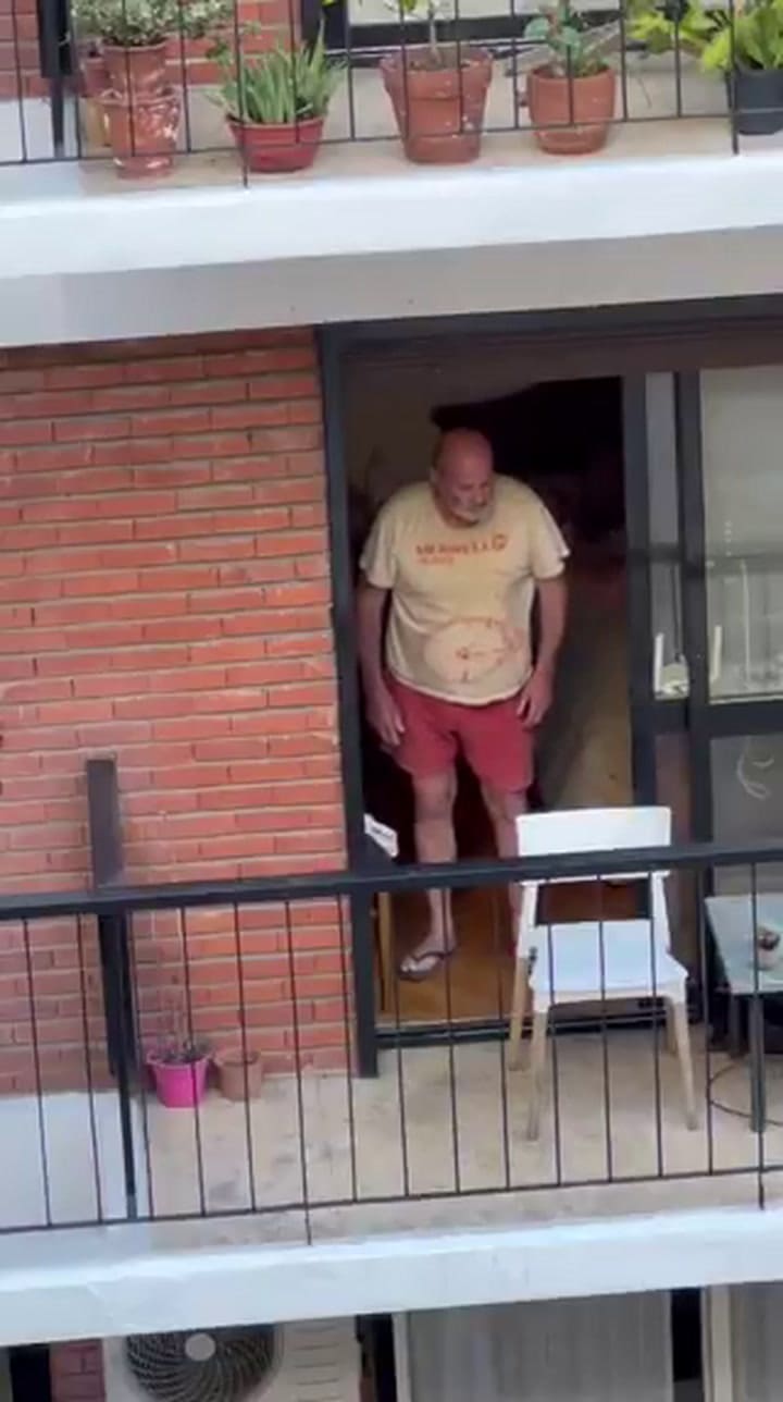 El hombre fue grabado por sus vecinos mientras arrojaba objetos por el balcón en Recoleta