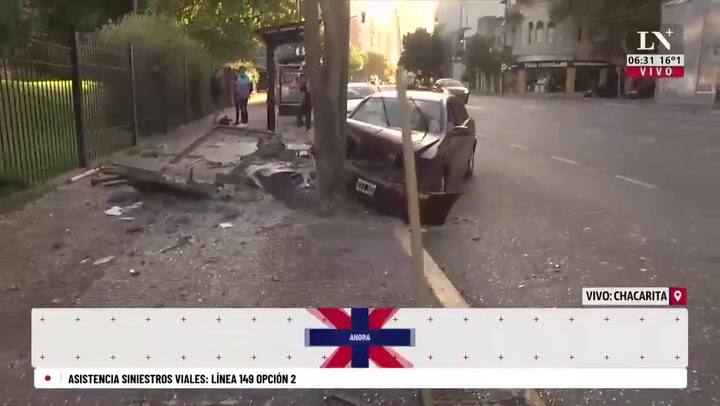 A la madrugada: salió de una fiesta laboral y chocó contra una parada de colectivo en Chacarita