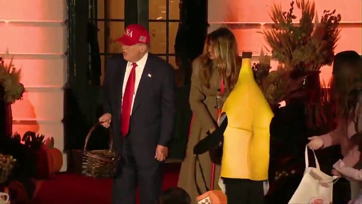 Donald Trump colocó una barra de chocolate sobre el disfraz de un niño (X / @RapidResponse47)