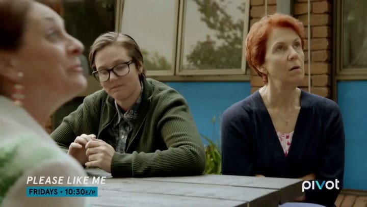 Hannah Gadsby en Please Like Me - Fuente: YouTube
