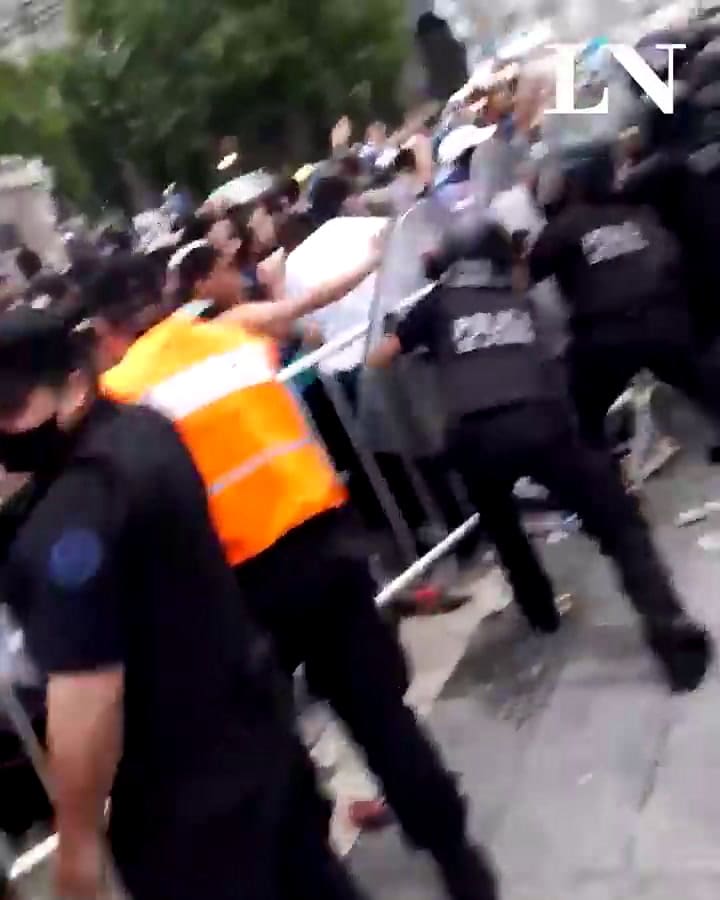 Incidentes en los exteriores de Casa Rosada por fanáticos que intentan derribar el vallado