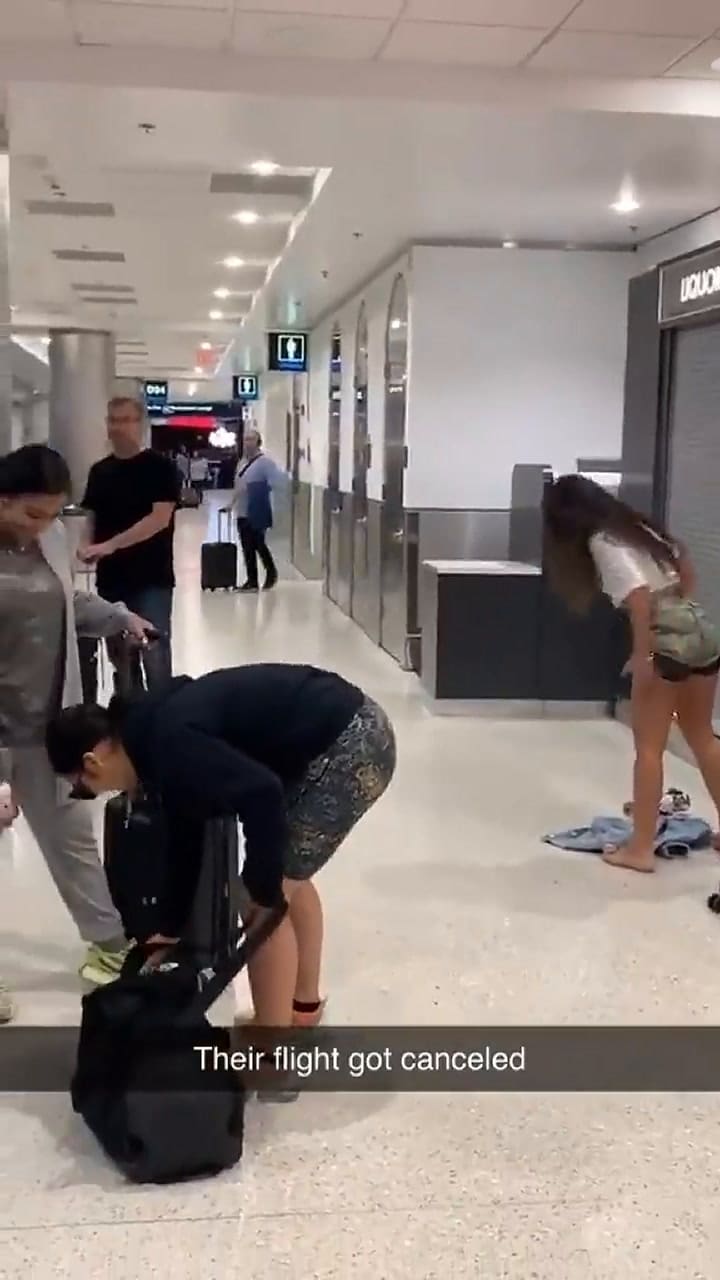 Una niña estalló de furia porque cancelaron su vuelo y su reacción se comparó con El Exorcista