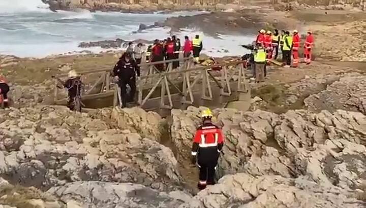 En el operativo de rescate participan efectivos de la policía y bomberos