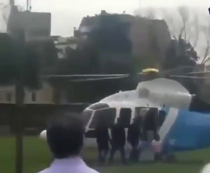 El presidente junto a su hija subiendo al helicóptero - Fuente: Twitter