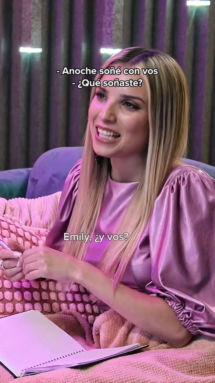 Emily y Santi en su primera cabina en Love is Blind Argentina