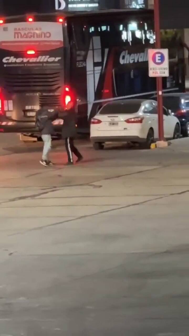 El momento en que el hombre se incendia en la calle