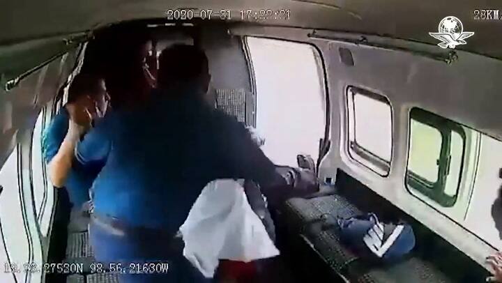 Pasajeros atrapan a delincuente en una combi y le dan una paliza