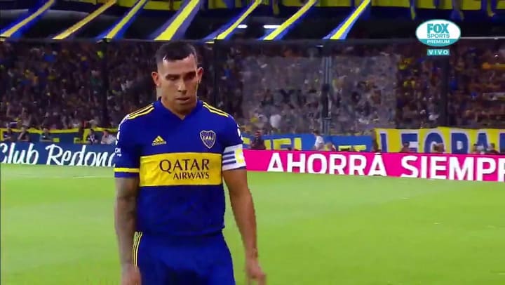 El saludo de 'pico' que se dieron Tévez y Maradona - Fuente: TNT Sports