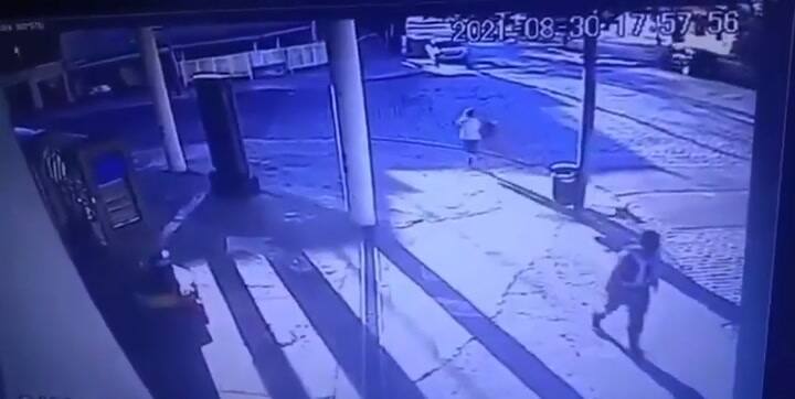 Así ignacio Damiano tiraba el celular en un tacho de basura