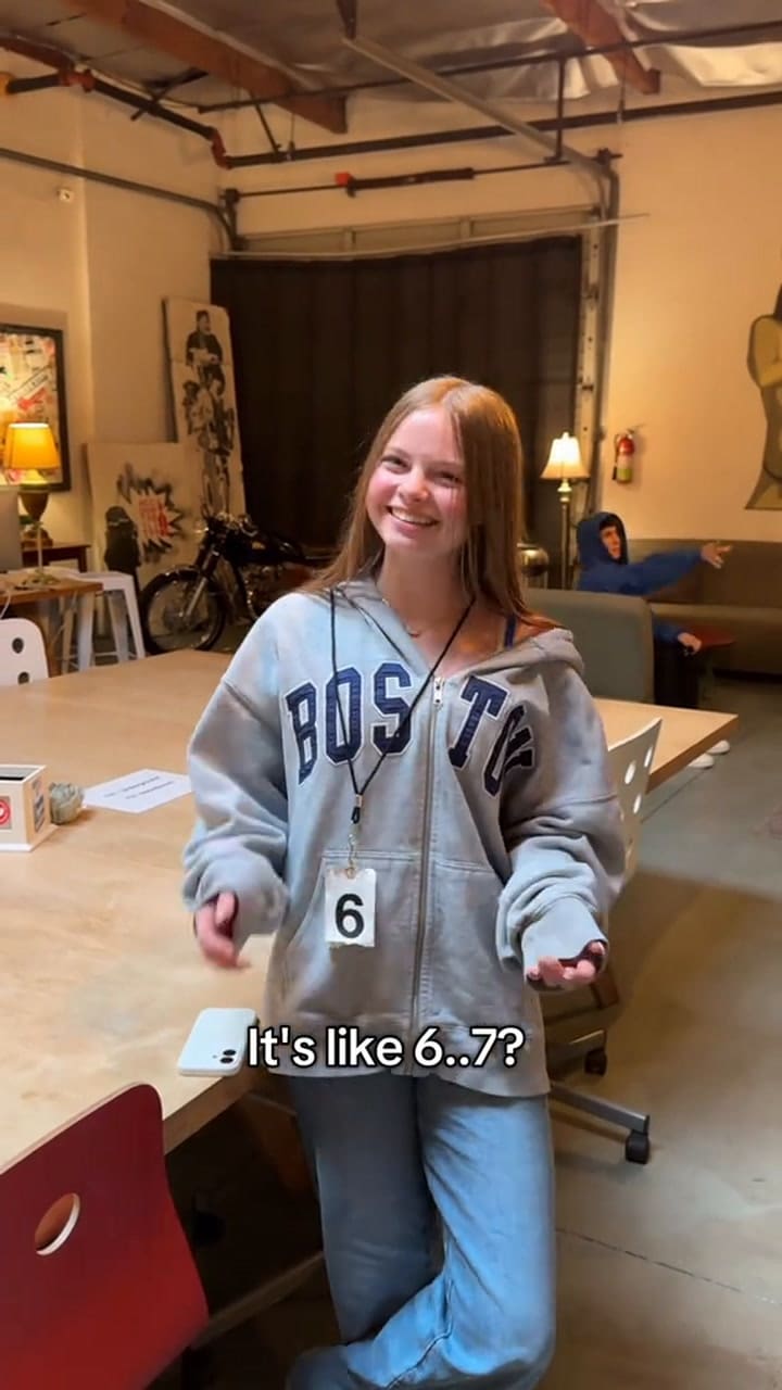 Jóvenes estadounidenses utilizando la frase 'Seis siete' (TikTok: @nichlmao)