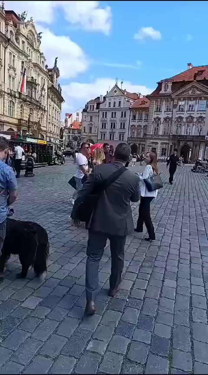Karina Milei, de paseo por la Plaza Vieja de Praga