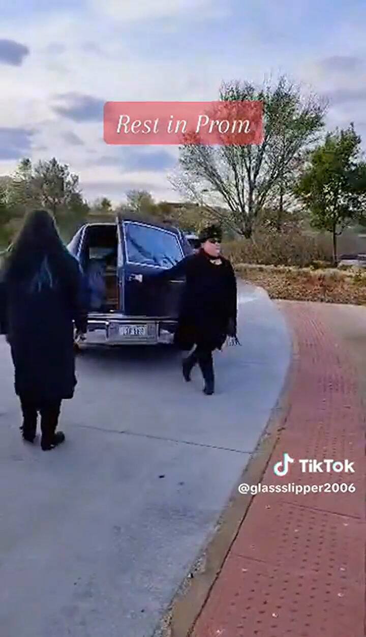 La joven fue a su promoción de una manera peculiar