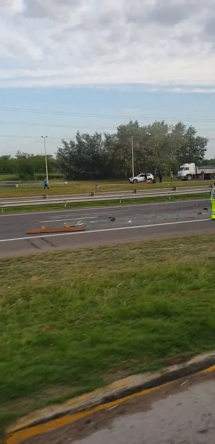 un muerto tras un brutal choque entre un camión y un auto