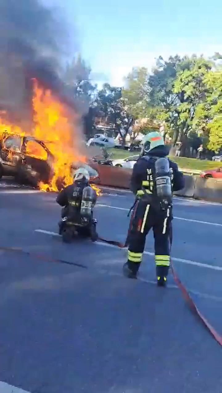 Incendio de un vehículo en la General Paz