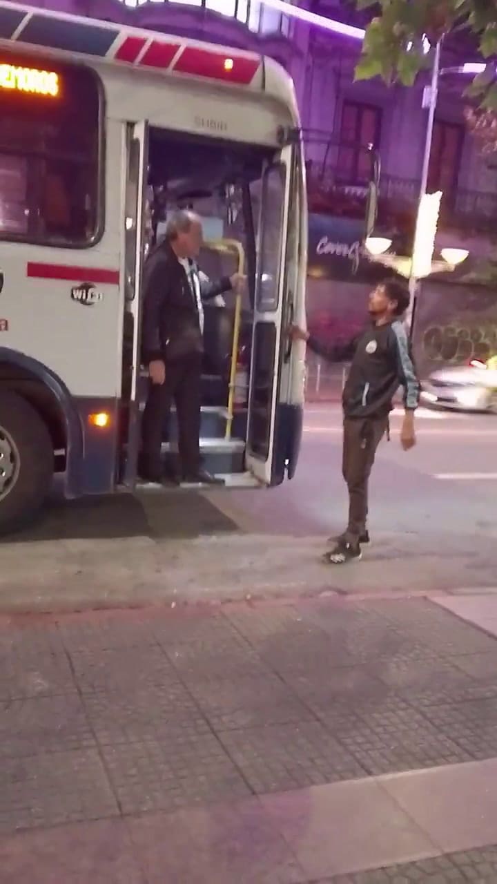 Uruguay: un hombre discutía con un chofer de colectivo, un taxista intervino y lo noqueó de un solo golpe