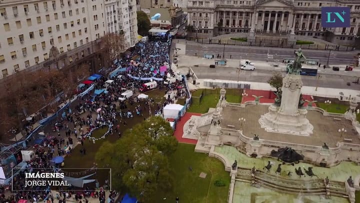 Aborto: así se ven las marchas a favor y en contra en el Congreso, desde el drone de LA NACION