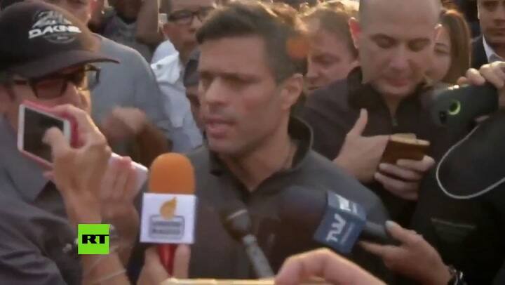 Leopoldo López habla con la prensa - Fuente: RT