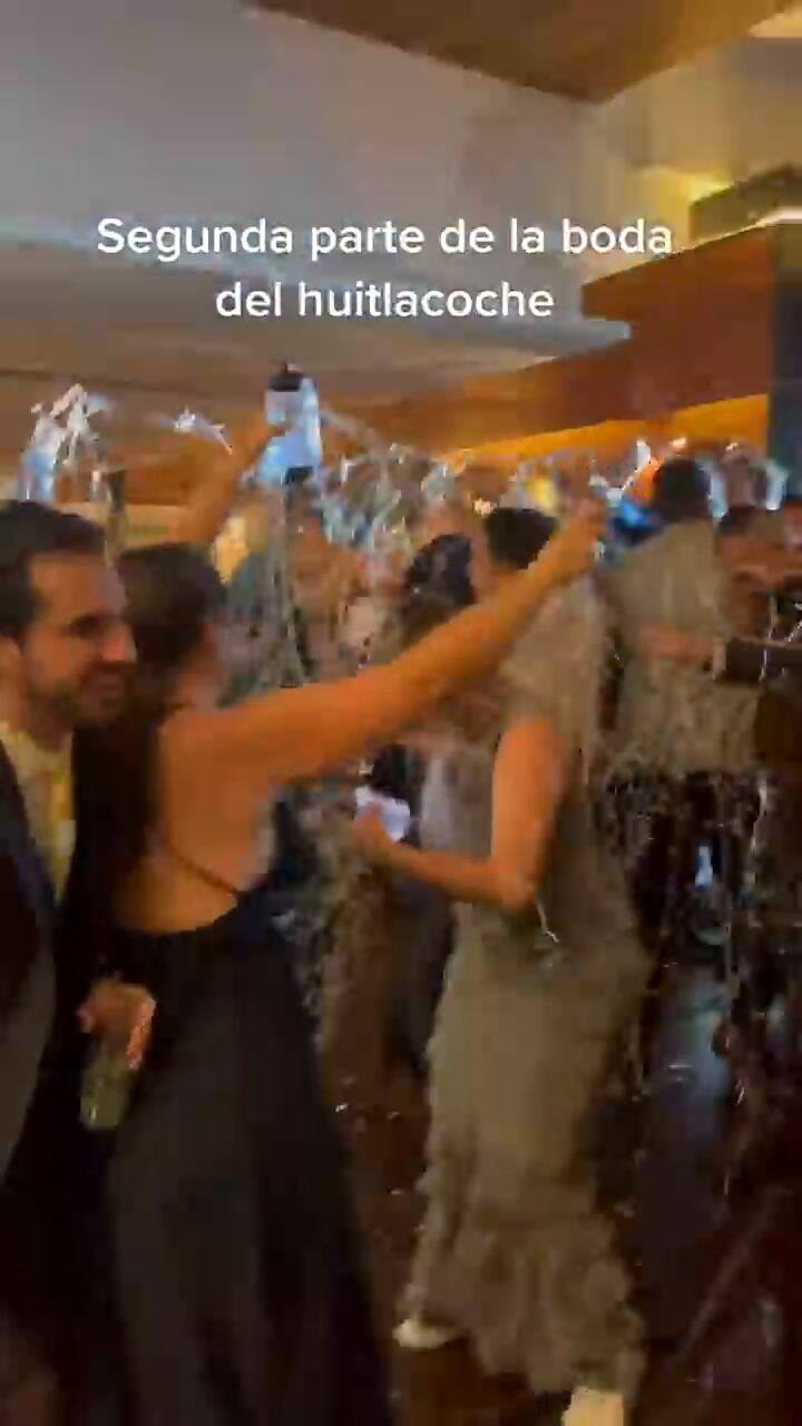 Levantaron en andas al novio en plena boda, pero un error de cálculo hizo que casi termine en traged