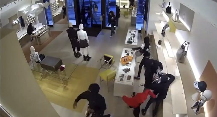 El momento en que una banda irrumpe en un local Louis Vuitton, en Chigago