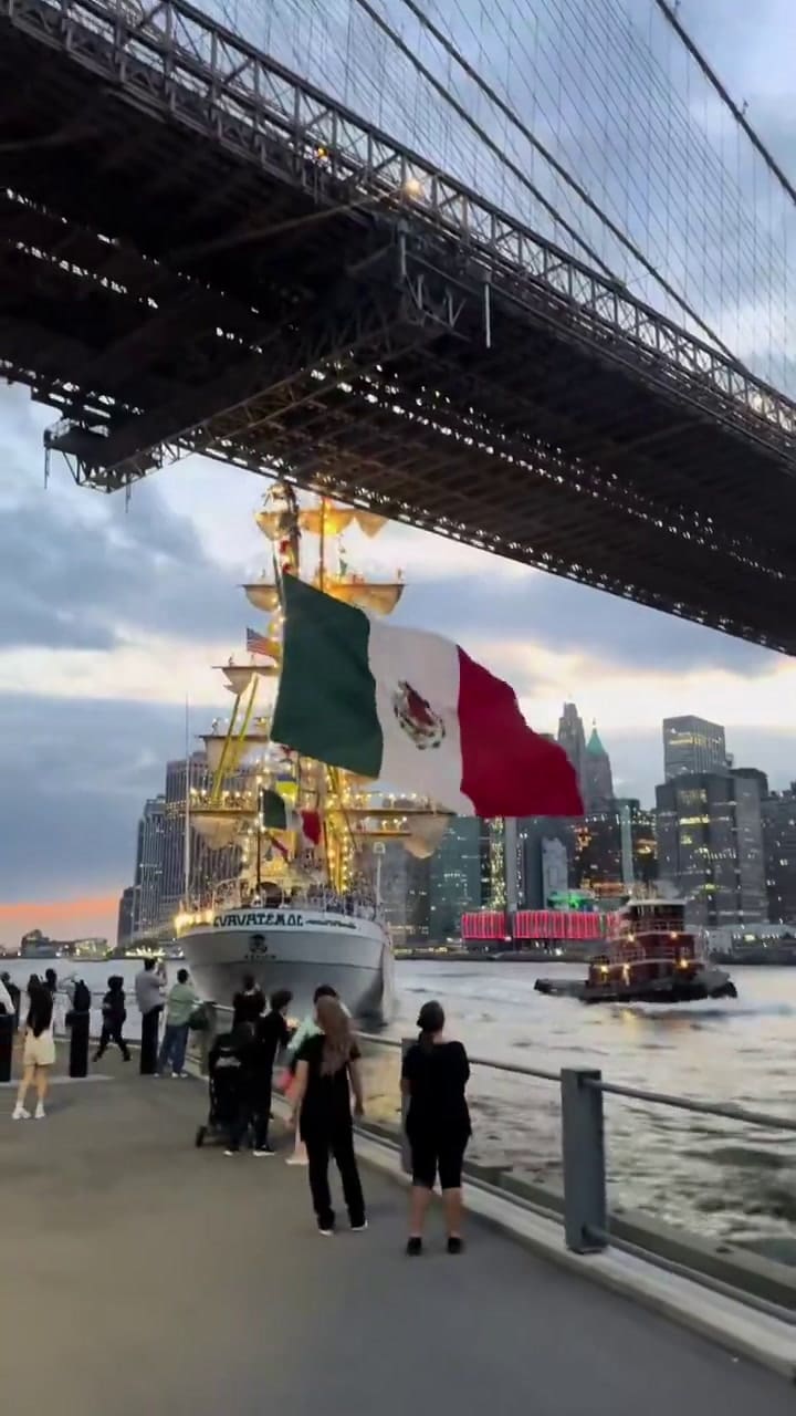 Otra imagen del incidente desde abajo del Puente de Brooklyn
