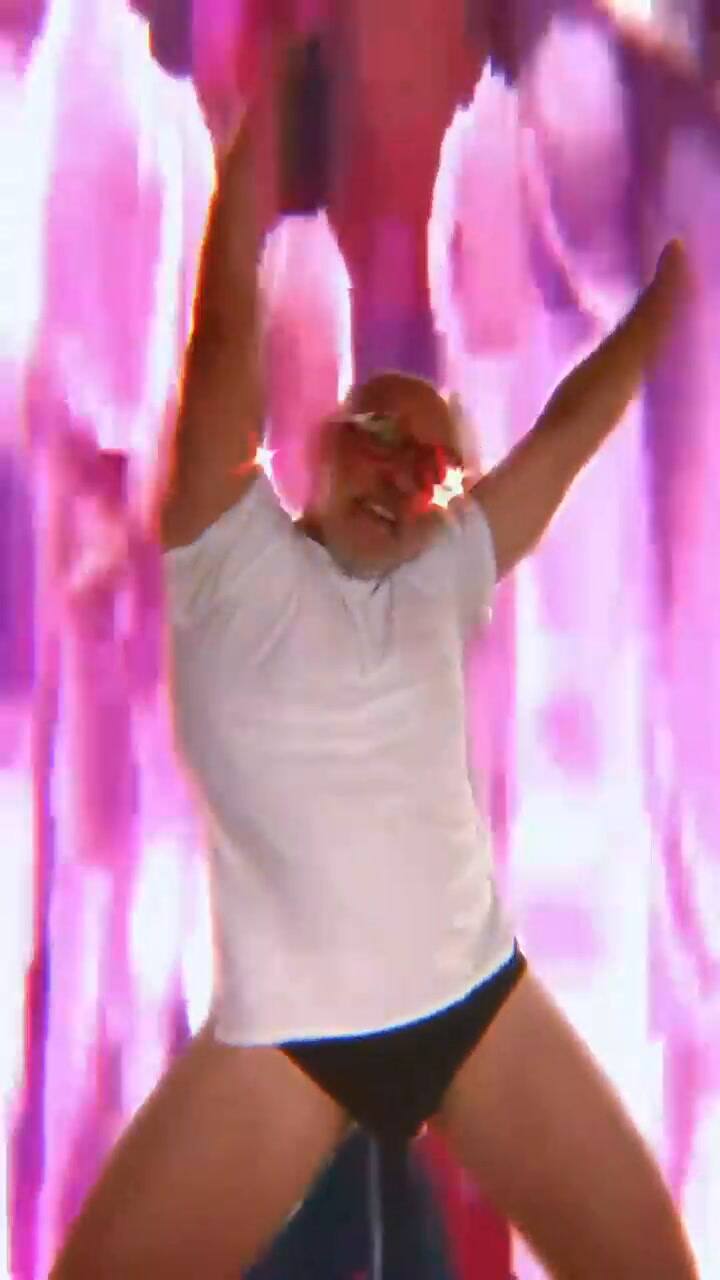 Ronnie Arias recibió el año nuevo en slip y remera y danzando para sus fans - Fuente: Instagram