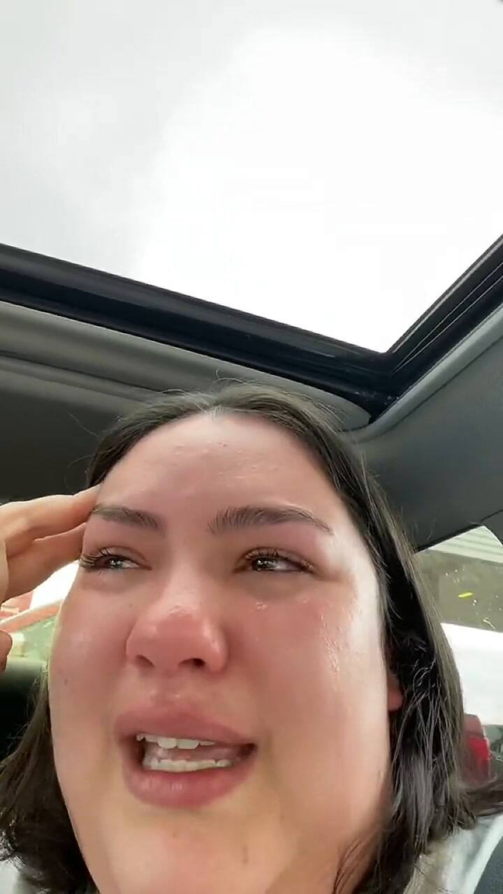 Una tiktoker se volvió viral por su reacción a un corte de cabello que no le gustó