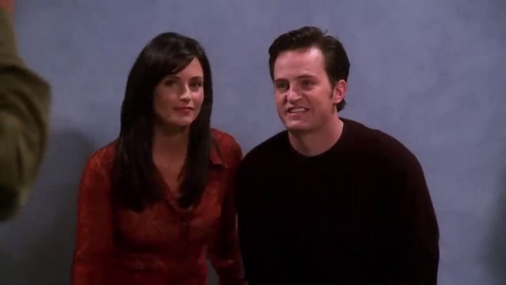 Cuando Chandler va a hacerse fotos