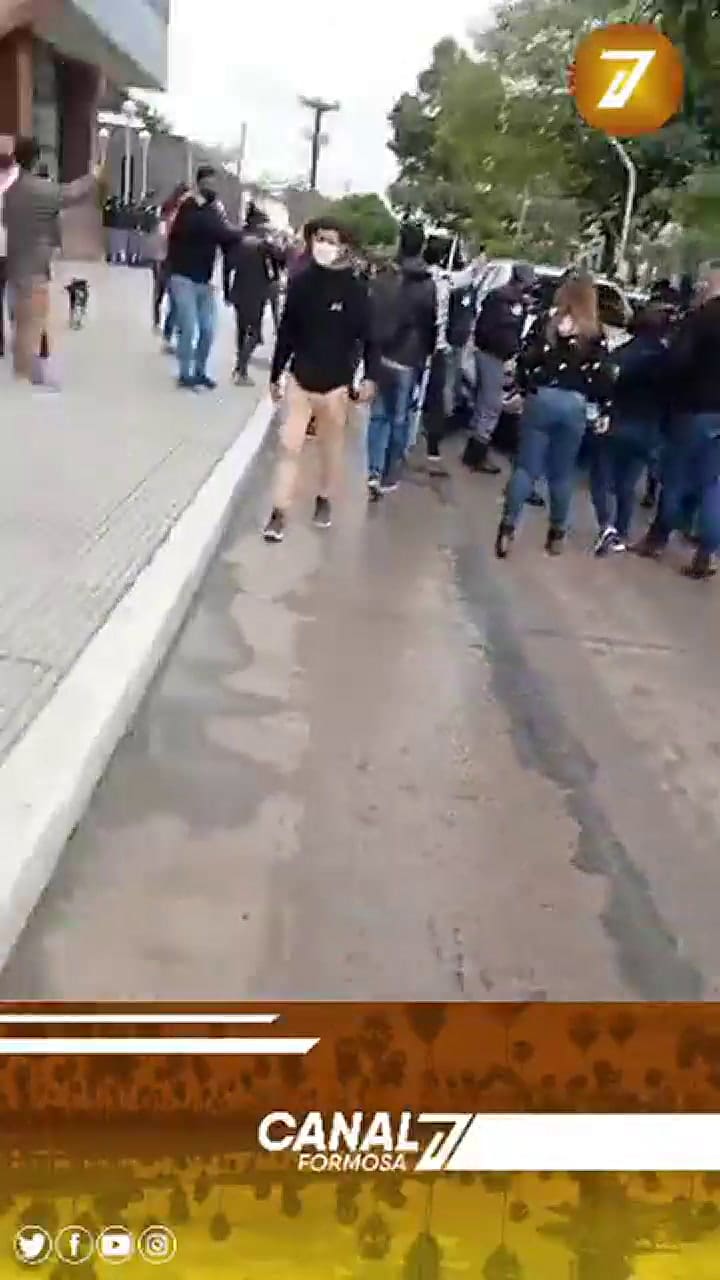 el comerciante luego de bajar del capot del funcionario es agredido por la policía