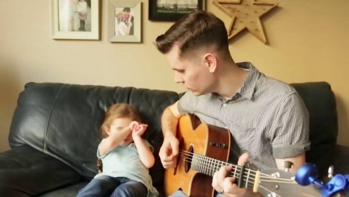 La tierna versión de una canción de Toy Story de una nena de 4 años con su padre