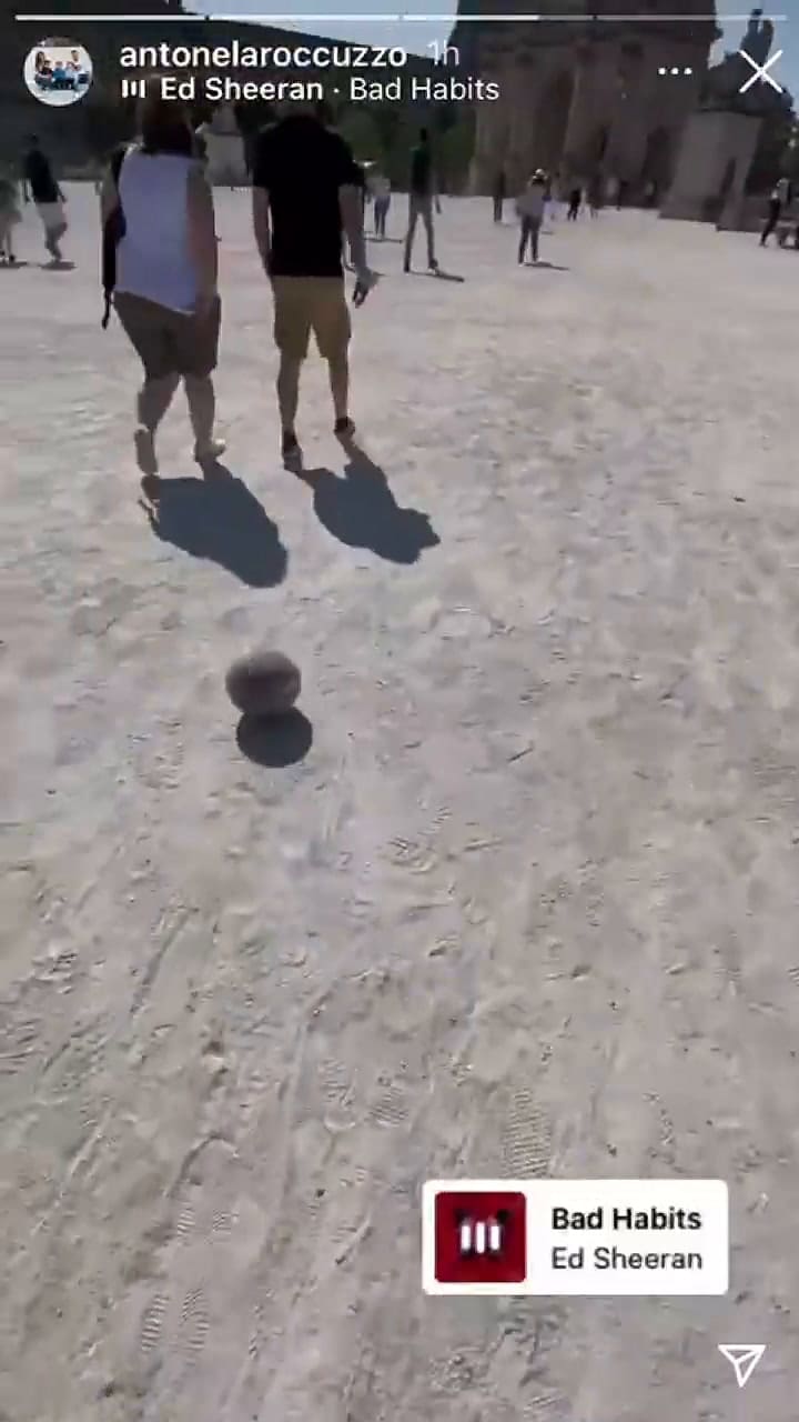 Mateo Messi jugando con la pelota en pleno París