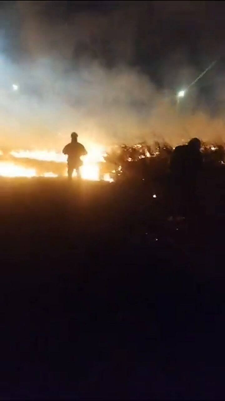 El trabajo de los bomberos para contener el fuego y que no se disperse