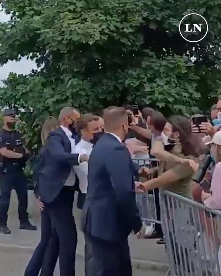 Francia: un hombre abofeteó a Emmanuel Macron en un acto y fue detenido