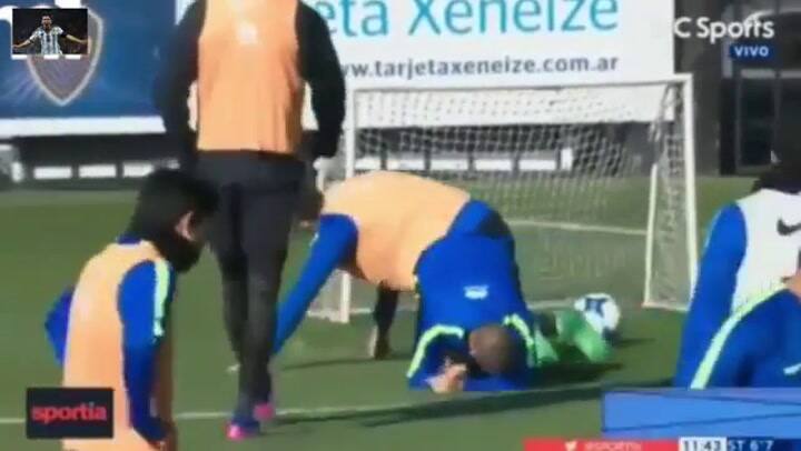 El video de la dura entrada de Jara a Benedetto en el entrenamiento de Boca