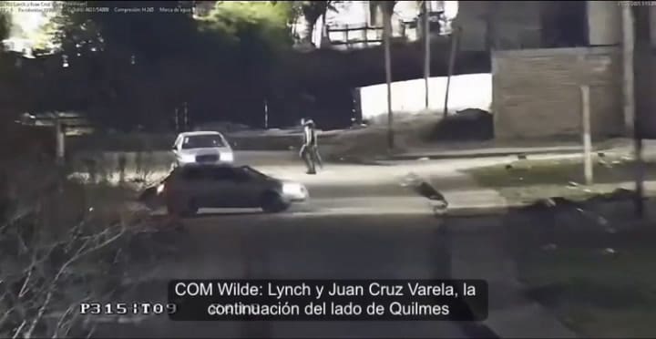 Salió a la calle y comenzó a disparar a los autos que circulaban por el lugar